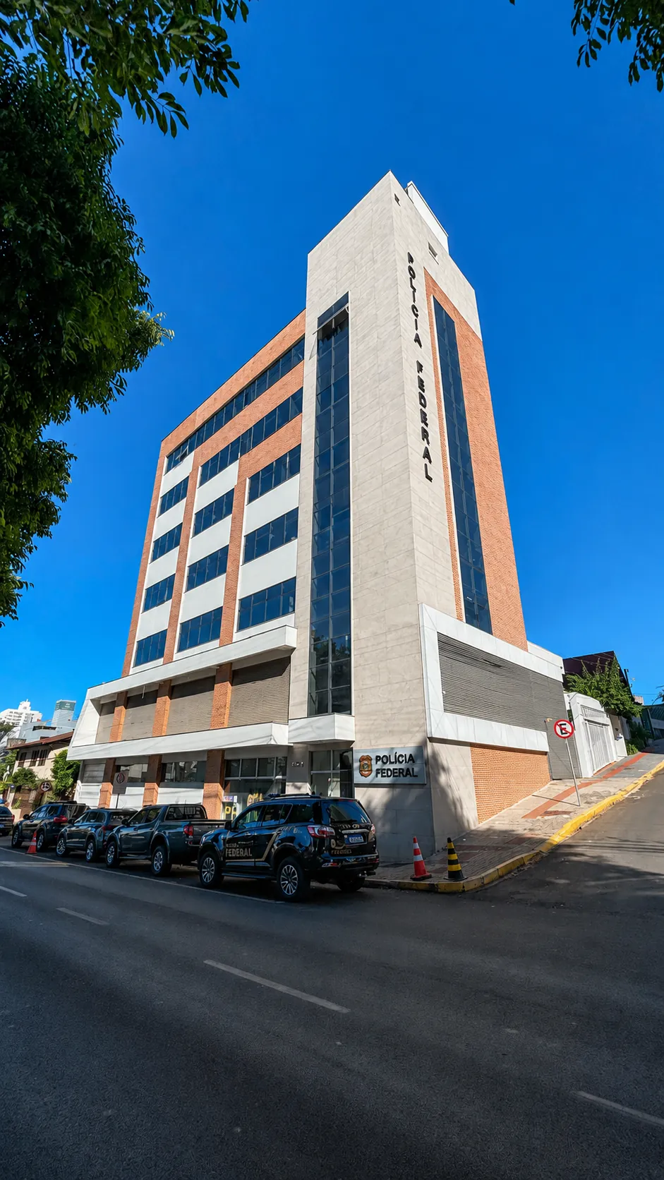 Fachada do Edifício Independência, comercial de oito andares, vista da esquina