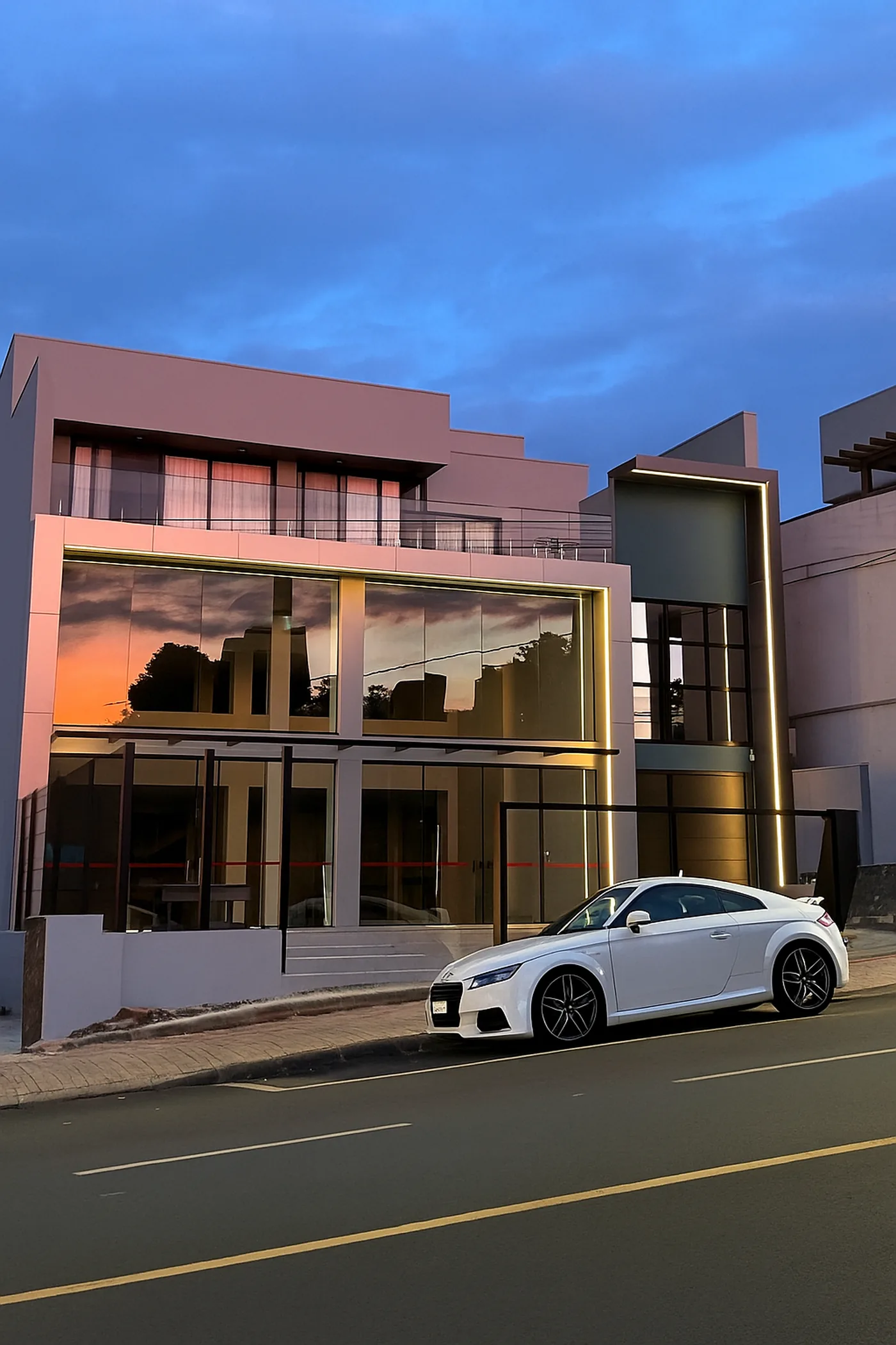 Fachada de edifício comercial entregue pela MZ ao pôr do sol