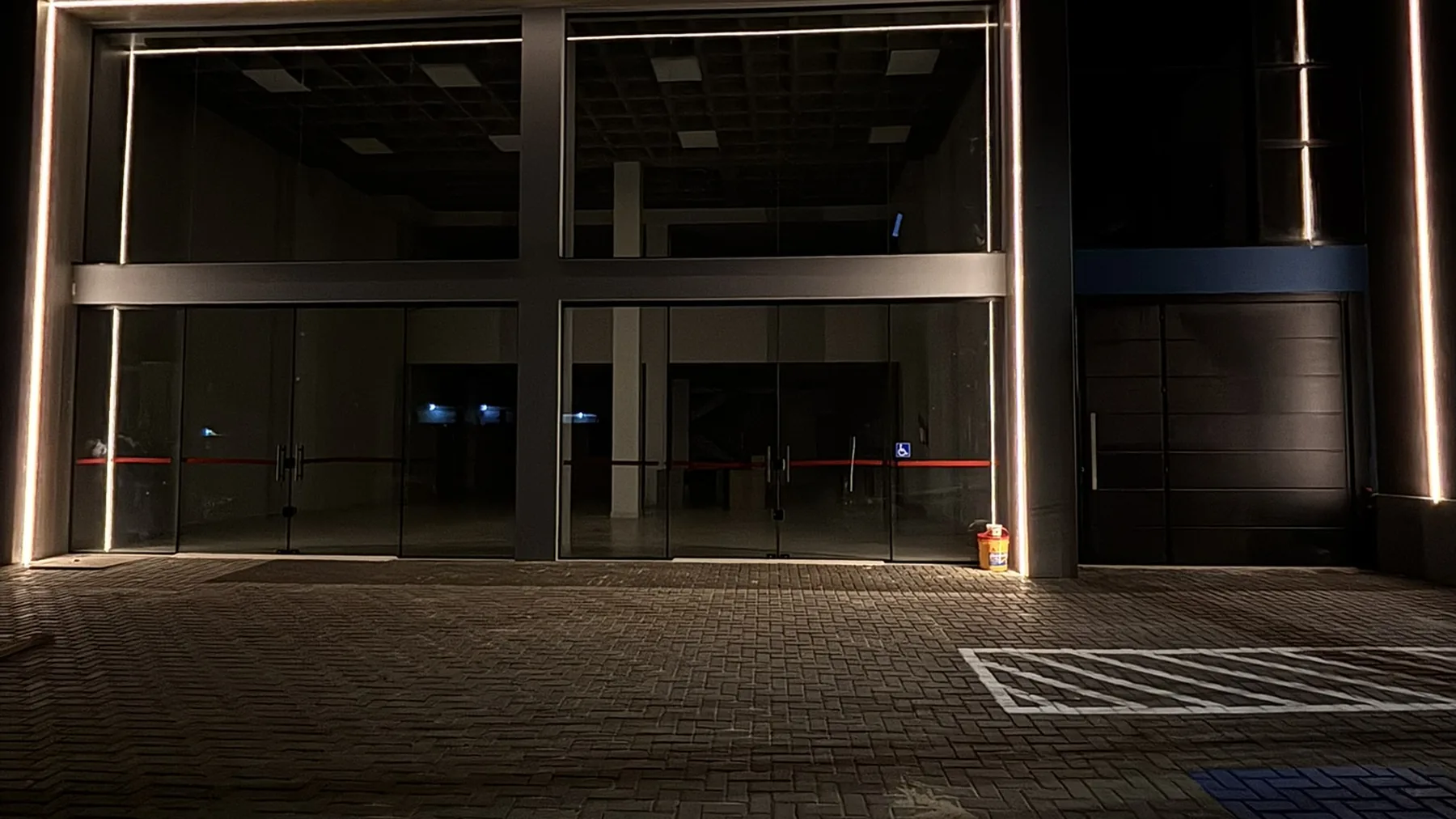 Fachada de edifício comercial iluminada à noite
