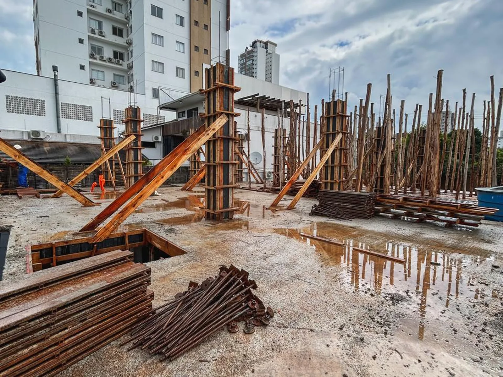 Estrutura de concreto em execução, com formas e armaduras montadas