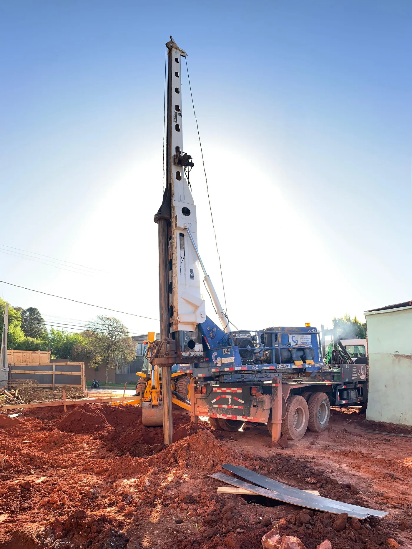 Equipamento de fundação em operação no canteiro de obras